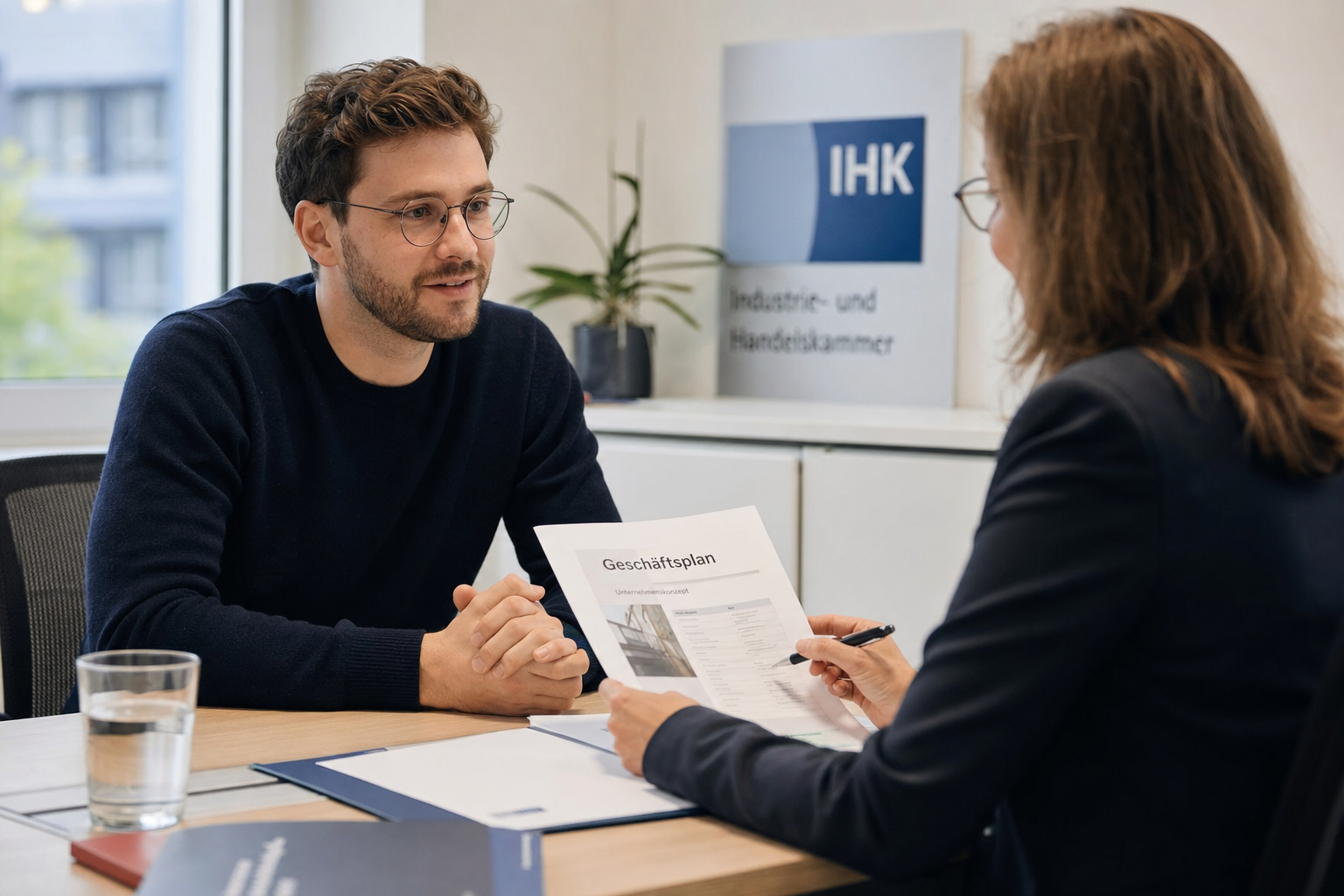 Gründer beim IHK-Beratungsgespräch zur Tragfähigkeitsbescheinigung